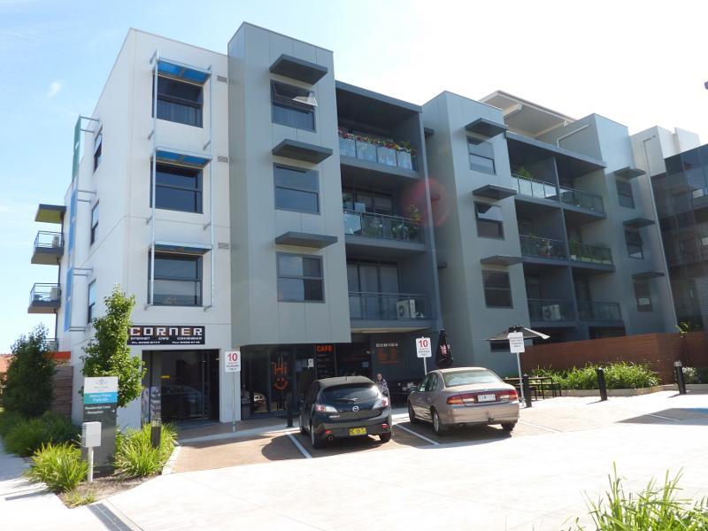 Parkville - Parkville Gardens, west of Oak Street: Apartments and cafe, west side of Willam St