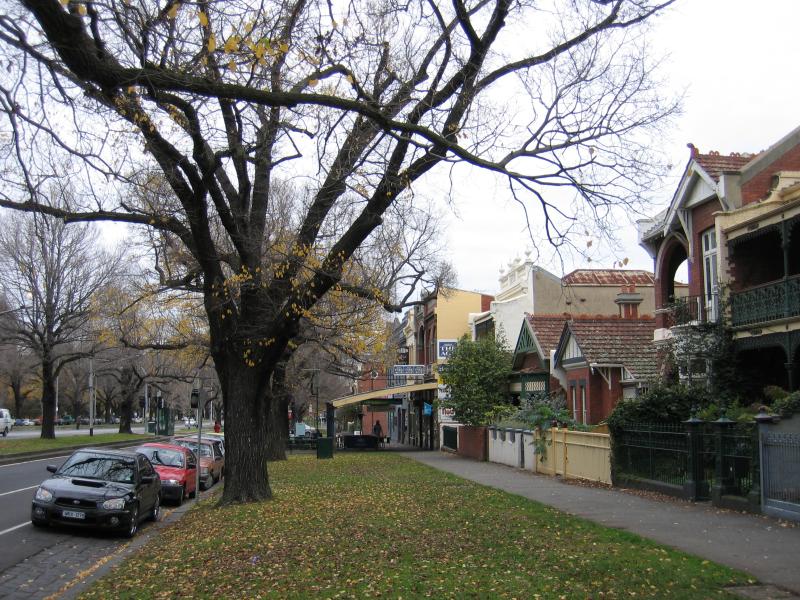 Parkville - Royal Parade area: View south along Royal Pde towards Morrah St
