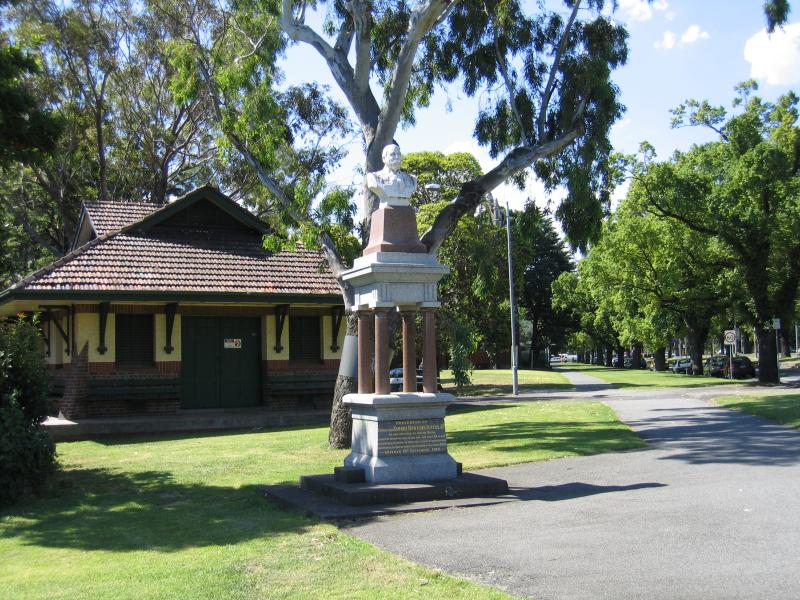 Parkville - Royal Parade area: View north along Royal Parade towards The Avenue and memorial statue