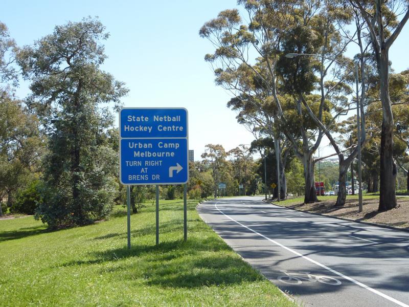 Parkville - Royal Park, Elliott Avenue and Macarthur Road: View west along Elliott Av towards Brens Dr