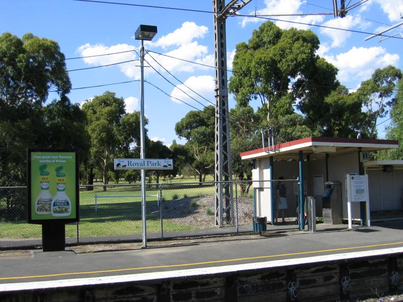 Parkville - Royal Park, Melbourne Zoo: Platform of Royal Park railway station