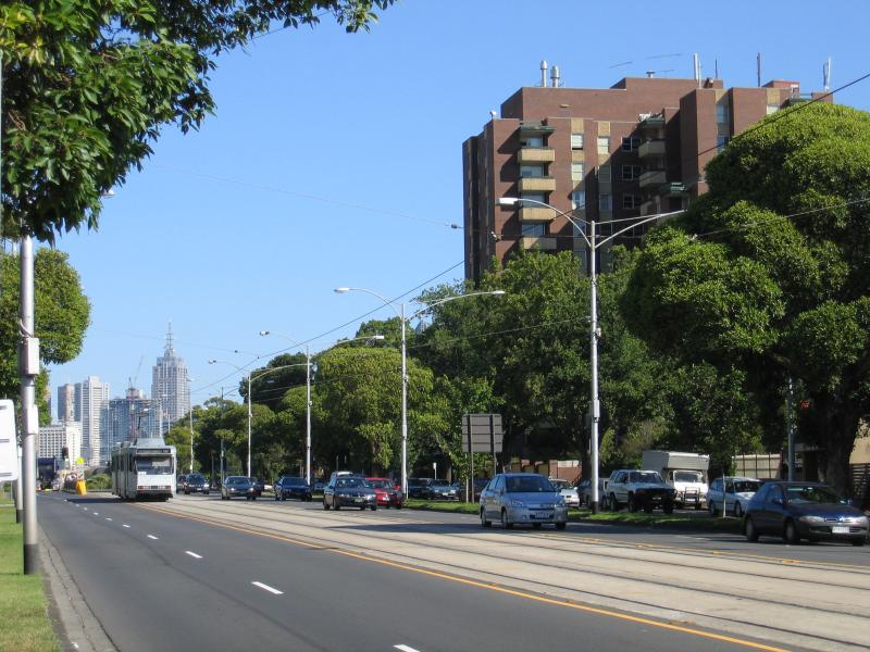 Parkville - Flemington Road area: View south-east along Flemington Rd between Abbotsford Rd and Gatehouse St