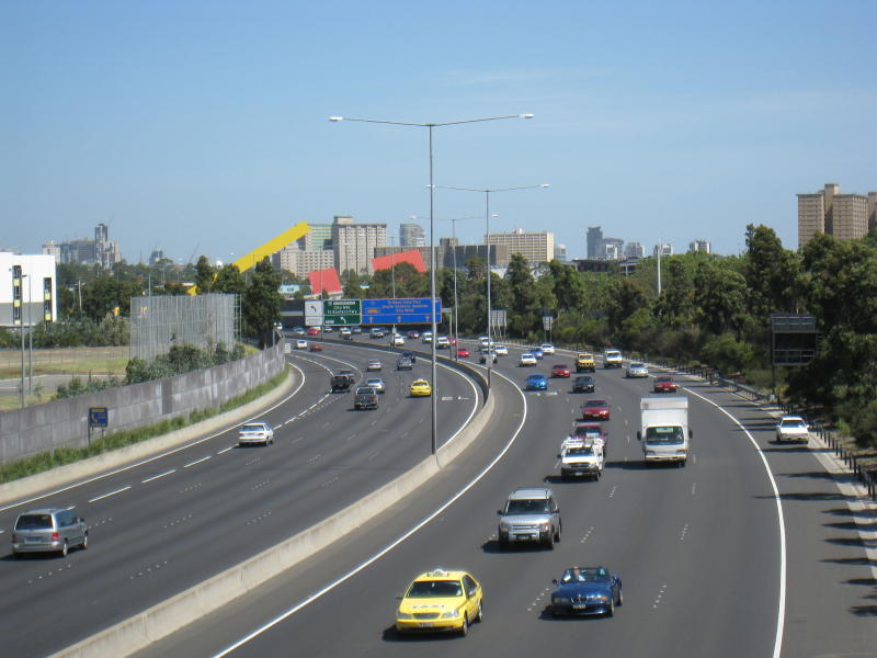 Parkville - Tullamarine Freeway (CityLink): View south along freeway towards Flemington Rd exit