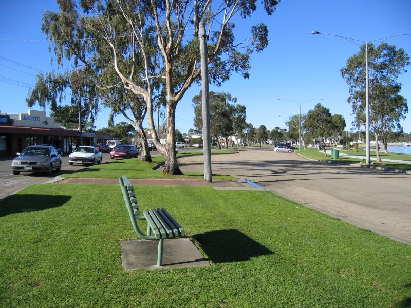 Paynesville - Commercial centre and shops: View east along Esplanade and foreshore car park between Langford Pde and Wellington St