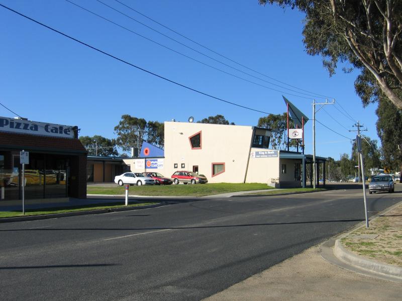 Paynesville - Commercial centre and shops: View east along Esplanade towards the bend