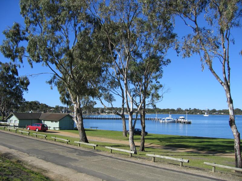 Paynesville - Southern coast and foreshore: View east along Sunset Dr and foreshore towards Paynesville Craft Centre