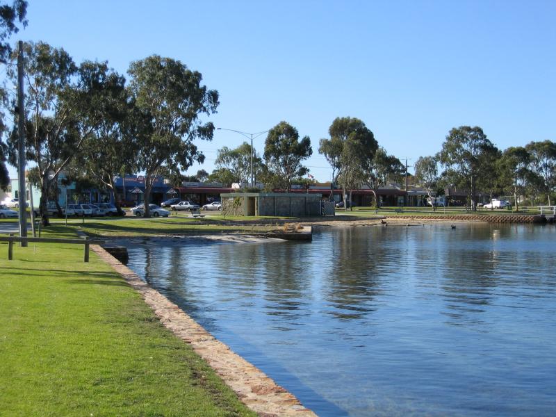 Paynesville - Southern coast and foreshore: View east along foreshore towards Esplanade