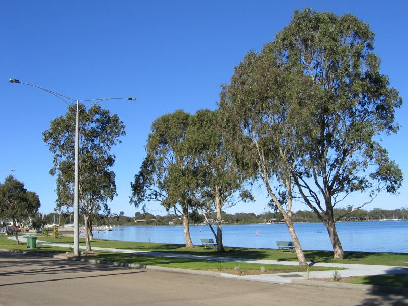 Paynesville - Southern coast and foreshore: View east along coast from foreshore car park near jetty