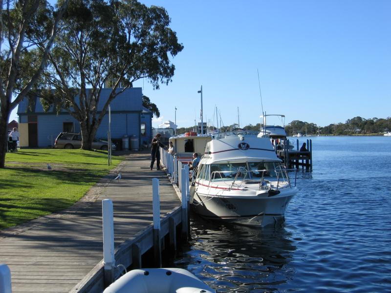Paynesville - McMillans Strait foreshore: View north along foreshore towards Fishermans Wharf