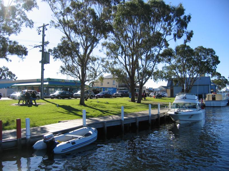 Paynesville - McMillans Strait foreshore: View north along foreshore and Esplanade towards Fishermans Wharf