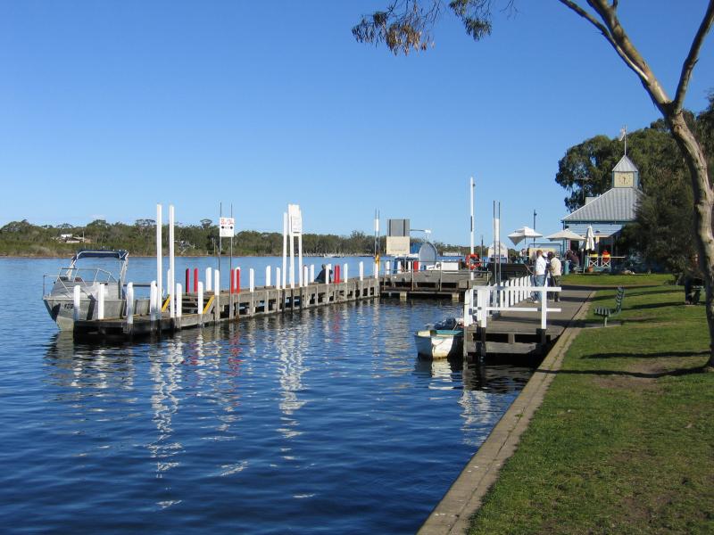 Paynesville - McMillans Strait foreshore: View south along foreshore towards Fishermans Wharf