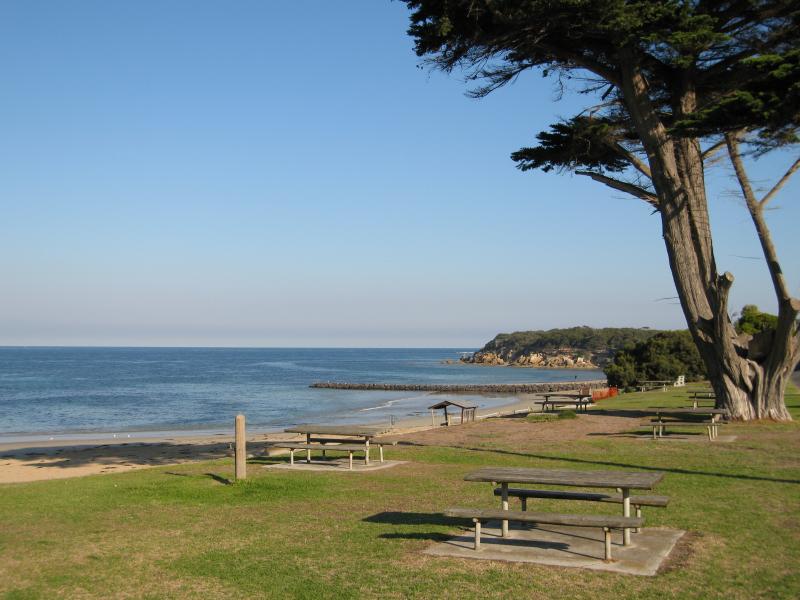 Point Lonsdale - Front Beach along Point Lonsdale Road: View south along foreshore near Albert St
