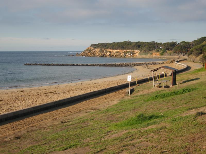 Point Lonsdale - Front Beach along Point Lonsdale Road: View south along foreshore near Albert St
