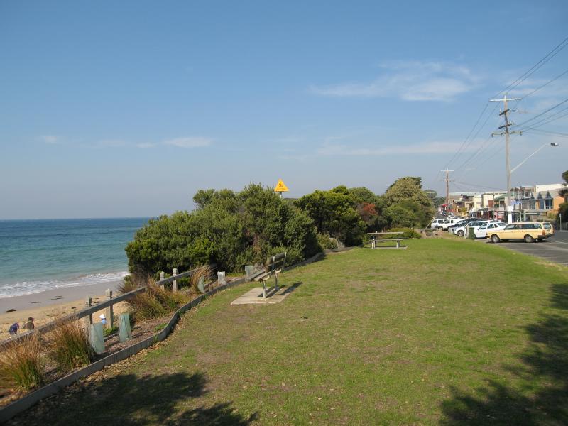 Point Lonsdale - Front Beach along Point Lonsdale Road: View south along foreshore towards Kirk Rd