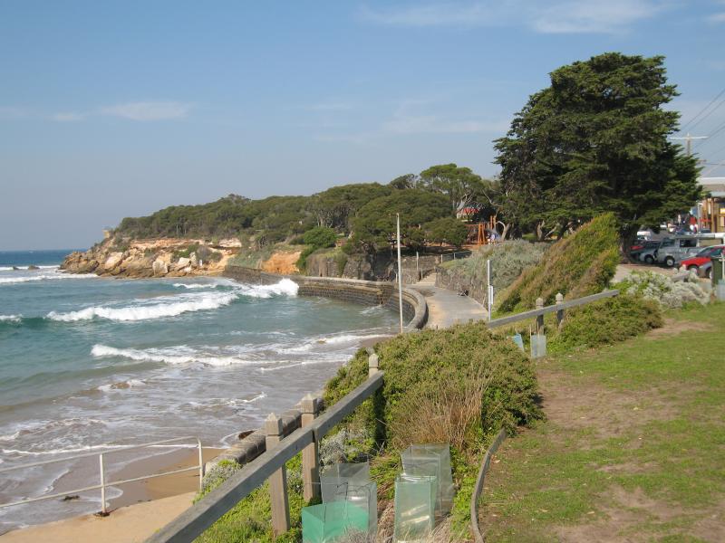Point Lonsdale - Front Beach along Point Lonsdale Road: View south along foreshore opposite Kirk Rd