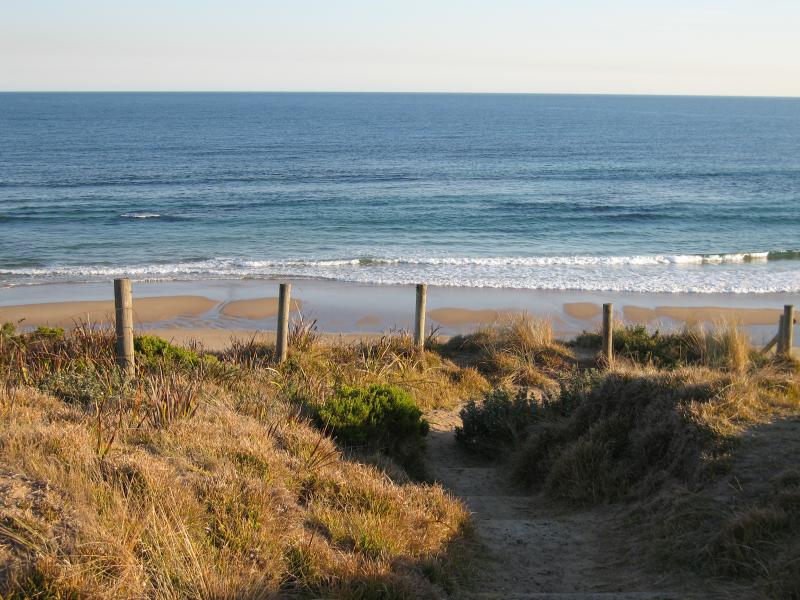 Point Lonsdale - Surf Back Beach at Stoneman Reserve, Ocean Road: View south along path down to beach
