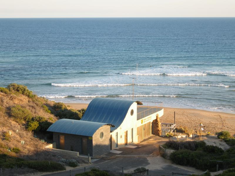 Point Lonsdale - Lookout at Surf Back Beach, Ocean Road opposite Ganes Reserve: View south towards Point Lonsdale Surf Lifesaving club