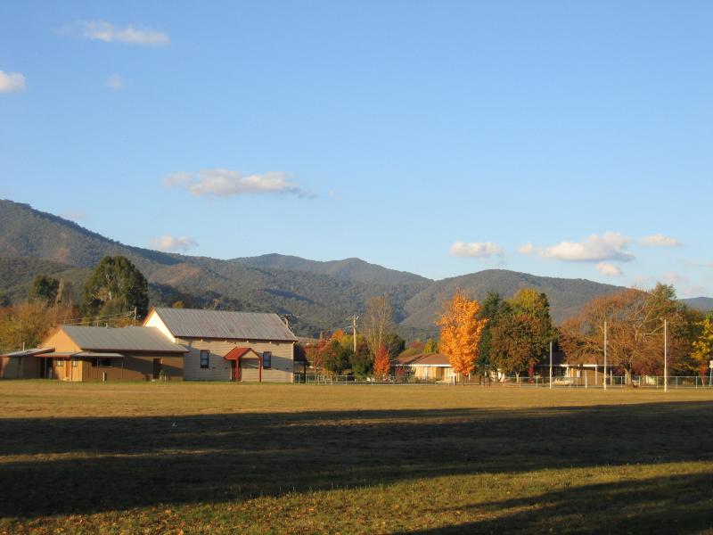 Porepunkah - Shops and commercial centre: View north-east through sports ground from Nicholson St near Great Alpine Rd