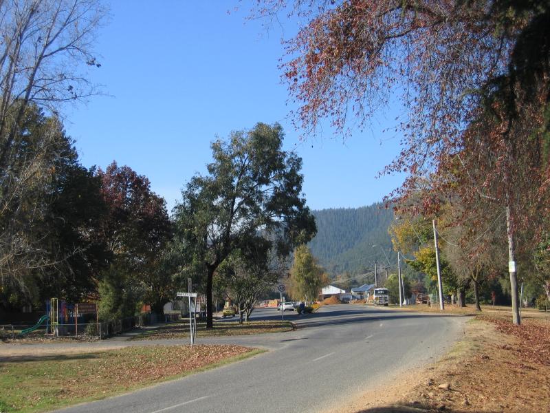 Porepunkah - Shops and commercial centre: View south-east along Nicholson St towards Martley St