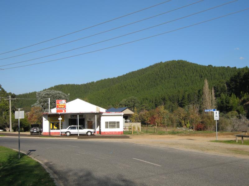 Porepunkah - Shops and commercial centre: View south-east along Nicholson St towards Bailey St