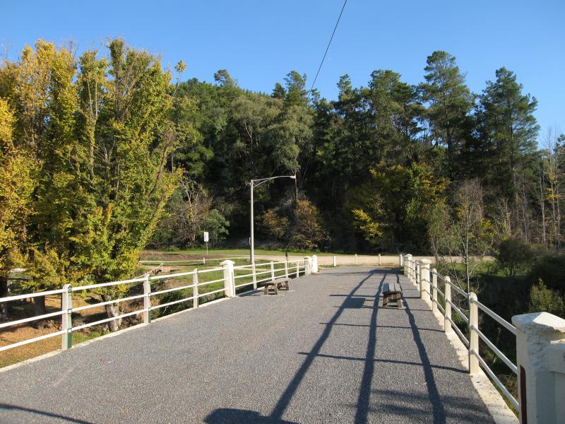 Porepunkah - Footbridge across Ovens River, Nicholson Street opposite Bailey Street: View south-west along footbridge towards Great Alpine Rd