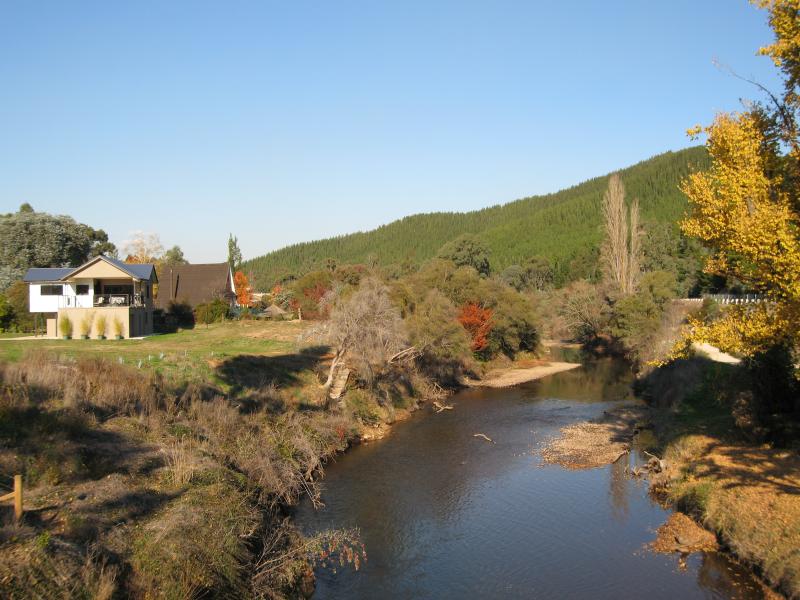 Porepunkah - Footbridge across Ovens River, Nicholson Street opposite Bailey Street: View south-east along Ovens River from footbridge