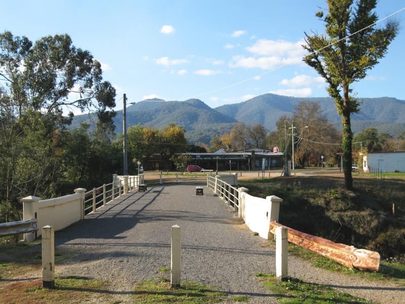 Porepunkah - Footbridge across Ovens River, Nicholson Street opposite Bailey Street: View north-east along footbridge towards Porepunkah Hotel on Nicholson St