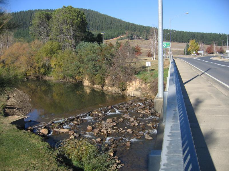 Porepunkah - Apex Park and Ovens River, Nicholson Street: View south along Great Alpine Rd across Ovens River