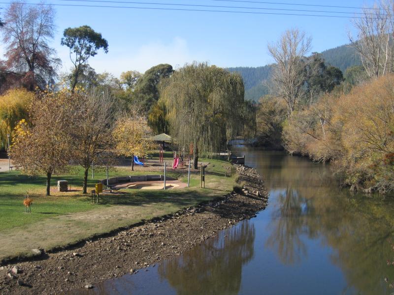 Porepunkah - Apex Park and Ovens River, Nicholson Street: View south-east along Ovens River from Hoopers Bridge, Great Alpine Rd