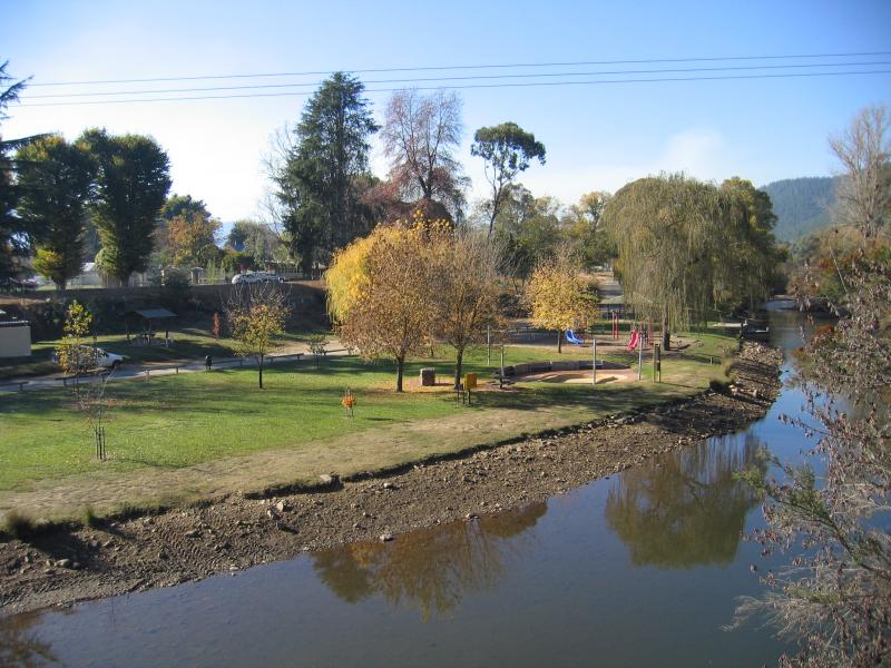 Porepunkah - Apex Park and Ovens River, Nicholson Street: View of Apex Park and Ovens River from Hoopers Bridge, Great Alpine Rd