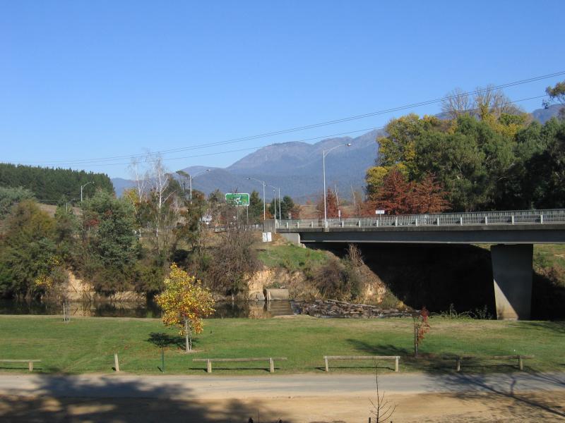 Porepunkah - Apex Park and Ovens River, Nicholson Street: View towards Hoopers Bridge and Ovens River from Nicholson St