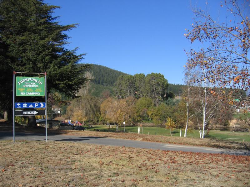 Porepunkah - Apex Park and Ovens River, Nicholson Street: View south across Apex Park from Nicholson St