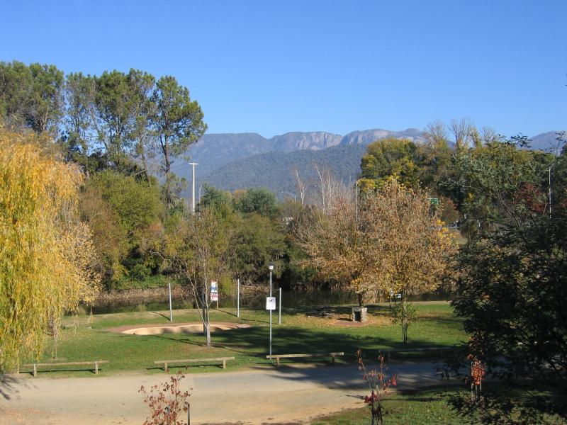 Porepunkah - Apex Park and Ovens River, Nicholson Street: View south-west across Apex Park from Nicholson St