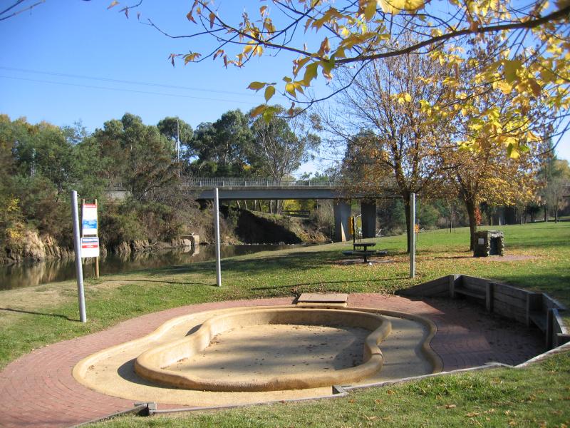 Porepunkah - Apex Park and Ovens River, Nicholson Street: View north-west through Apex Park towards Hoopers Bridge