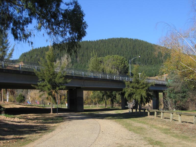 Porepunkah - Ovens River, west side of Great Alpine Road: View south-east along Ovens River towards Hoopers Bridge