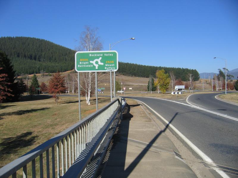 Porepunkah - Great Alpine Road, Buckland Valley Road and Mount Buffalo Road junction: View south along Hoopers Bridge towards roundabout