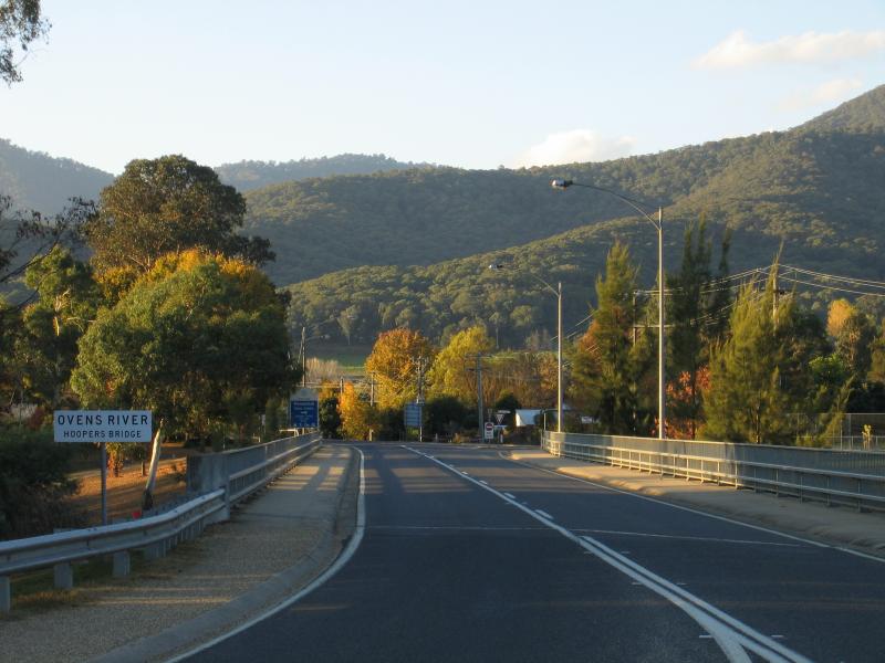 Porepunkah - Great Alpine Road, Buckland Valley Road and Mount Buffalo Road junction: View north along Hoopers Bridge from roundabout