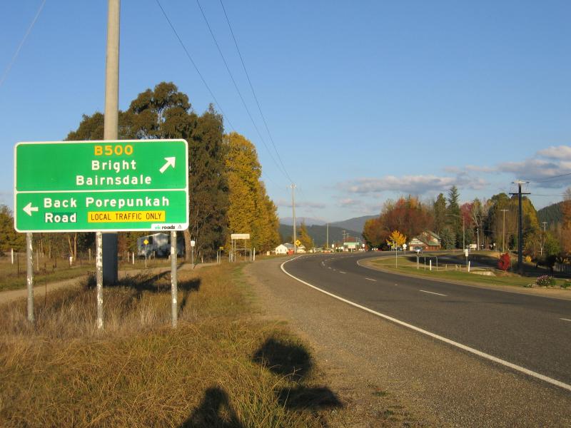 Porepunkah - Outskirts of Porepunkah: View south-east along Great Alpine Rd towards Back Porepunkah Rd