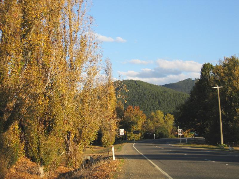 Porepunkah - Outskirts of Porepunkah: View south along Great Alpine Rd towards Francis St