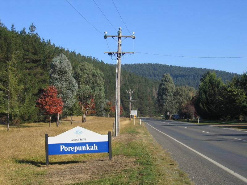 Porepunkah - Outskirts of Porepunkah: Porepunkah town sign, Great Alpine Rd south-east of Porepunkah