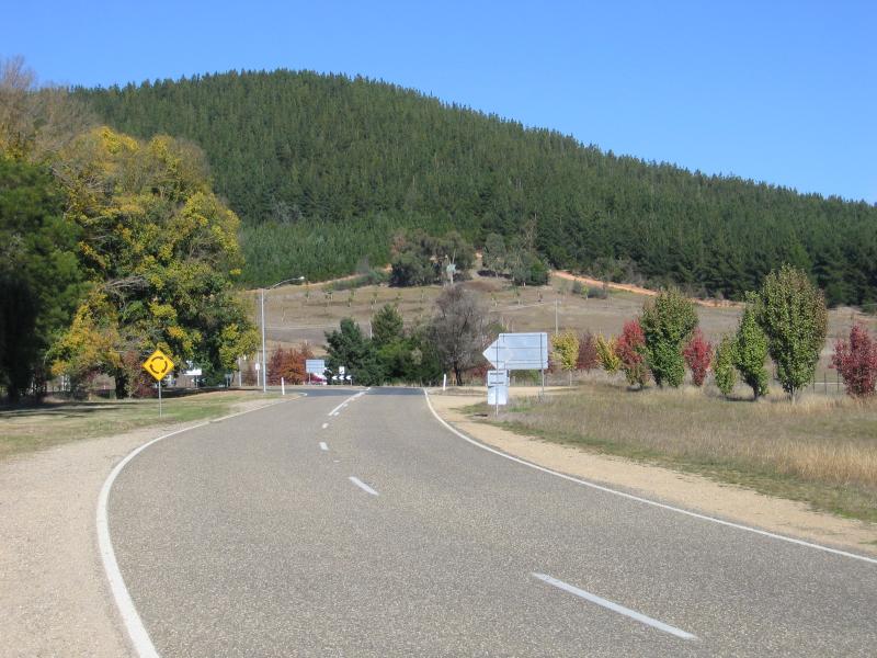 Porepunkah - Mount Buffalo Road between Porepunkah and National Park entrance: View south-east along Mt Buffalo Rd towards Great Alpine Rd