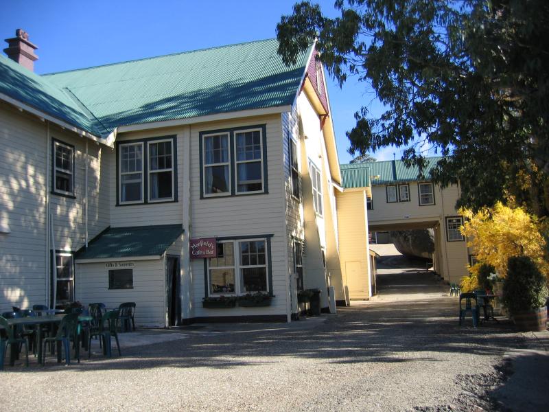 Porepunkah - Mount Buffalo Chalet: Manfield's Cafe & Bar at Chalet