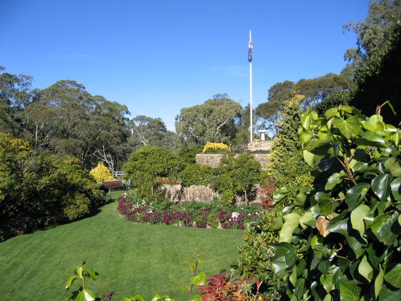 Porepunkah - Mount Buffalo Chalet: Gardens at front of Chalet