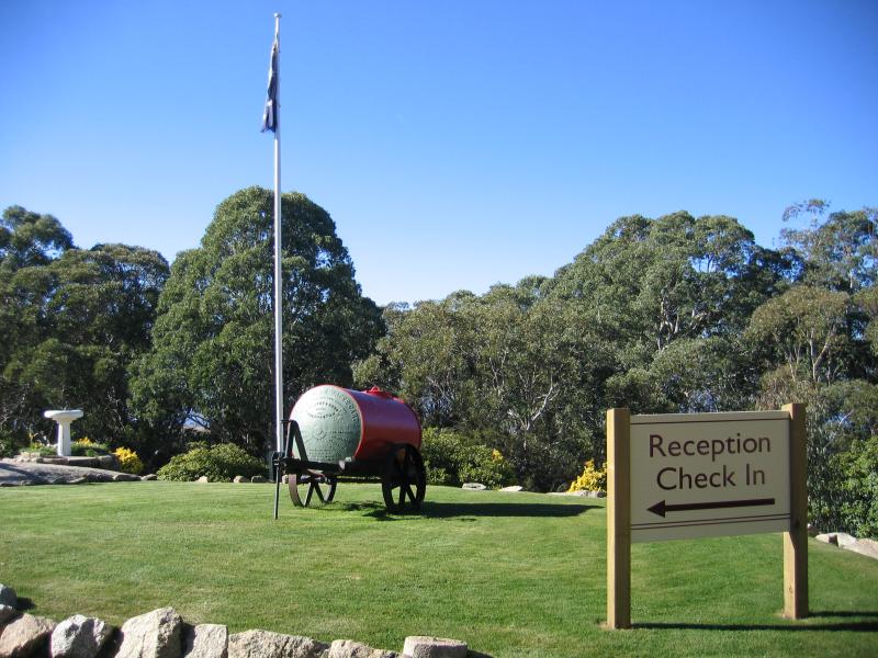 Porepunkah - Mount Buffalo Chalet: Gardens at front of Chalet