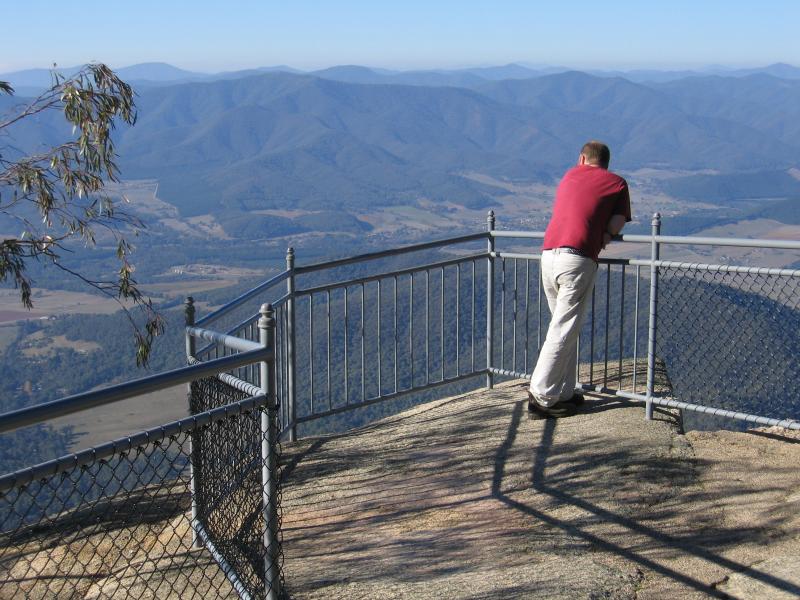 Porepunkah - Gorge Day Visitor Centre near Mount Buffalo Chalet: Viewing area at Bents Lookout