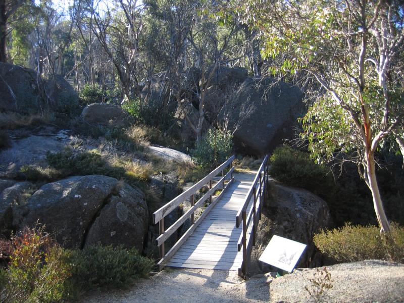 Porepunkah - Gorge Day Visitor Centre near Mount Buffalo Chalet: Crystal Brook bridge
