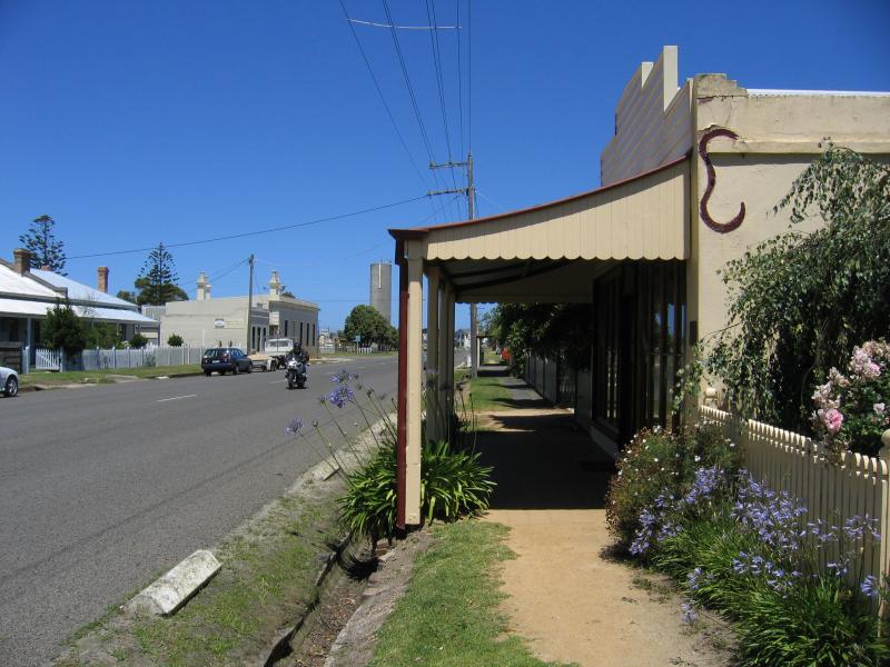 Port Albert - Commercial centre and shops, Tarraville Road: View south-east along Tarraville Rd between Spring St and Bay St