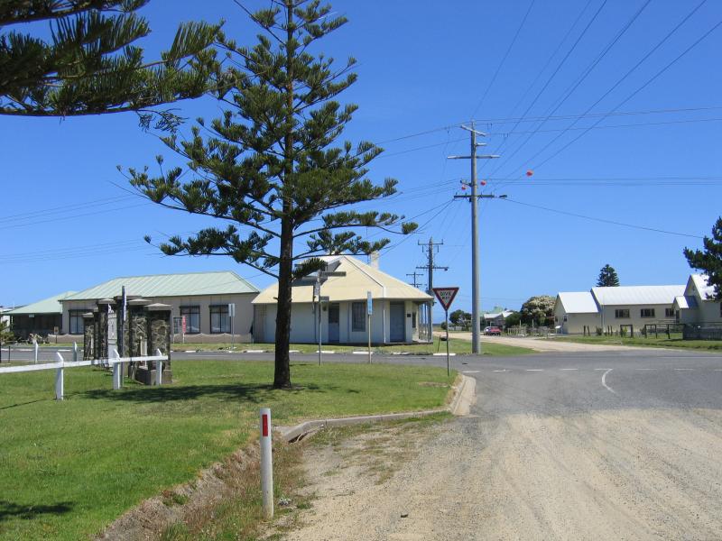 Port Albert - Commercial centre and shops, Tarraville Road: View south-west along Bay St towards Tarraville Rd and Victoria St