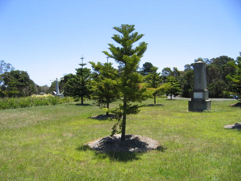 Port Albert - Around Port Albert: Monument dedicated to explorer Angus McMillan, roundabout on Tarraville Rd at South St
