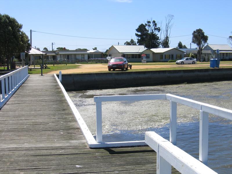 Port Albert - Manns Beach: View from jetty back to coast along David St
